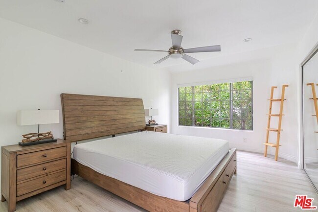 Building Photo - 5820 Yolanda Ave