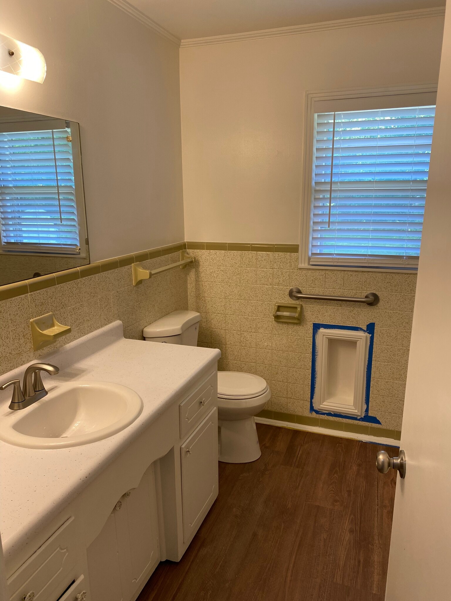 Main bathroom - 504 Luther Rd