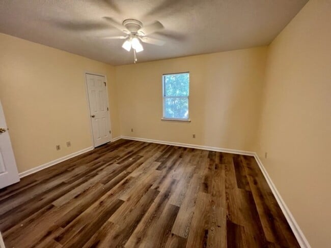 Building Photo - 2 Bed/1.5 Bath Towhome on Cul-De-Sac, *Backyard Privacy Fence*