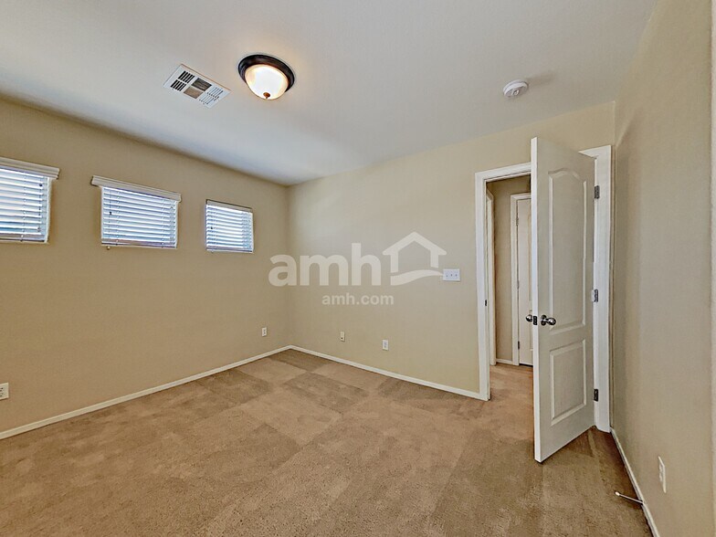 Building Photo - 1052 Crescent Falls St