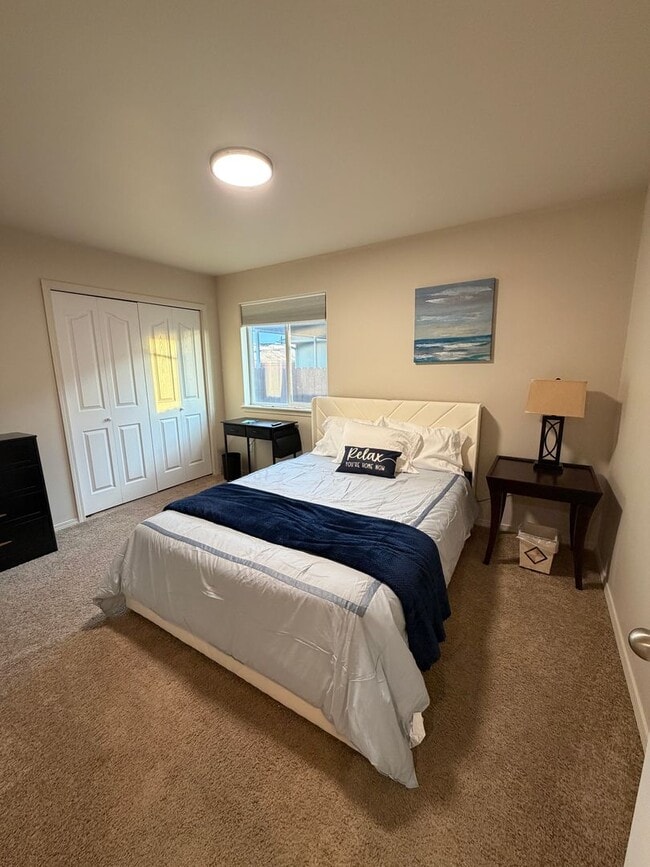 Building Photo - Single Family Home available in Quiet neighborhood.