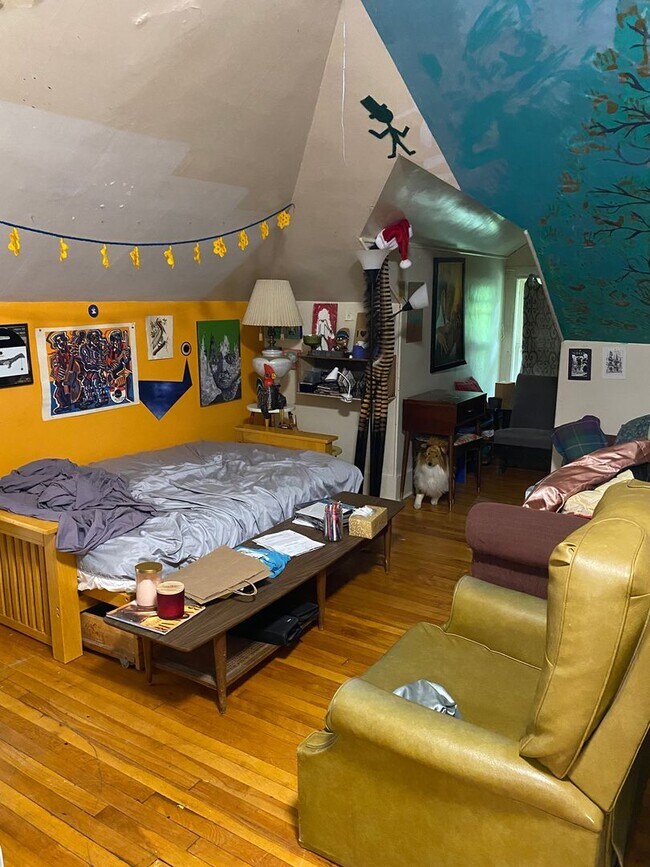 Building Photo - Available 6/1/26 Spacious 2nd/3rd Floor Du...