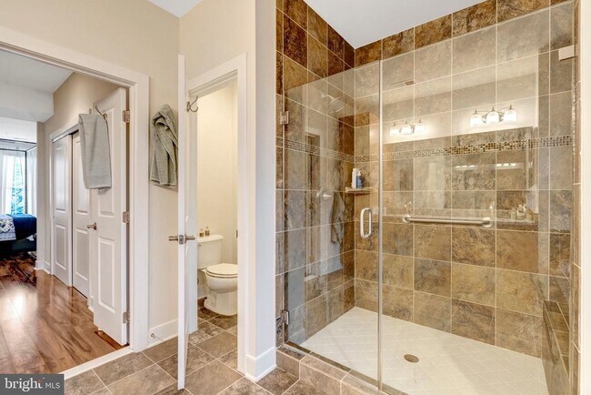 Building Photo - 711 McKenzie Ave