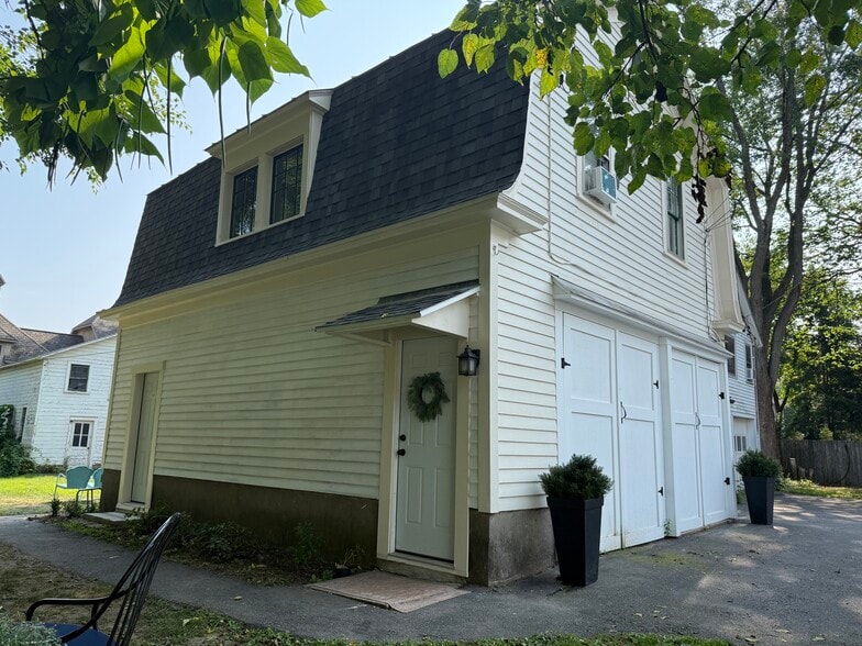 Primary Photo - 208 Lake Ave