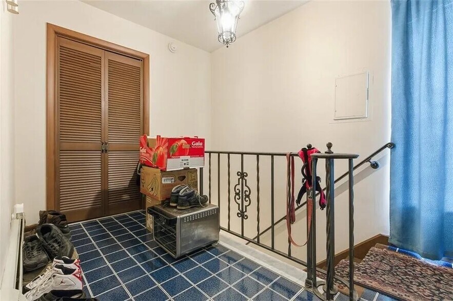 Building Photo - 100 S 12th St