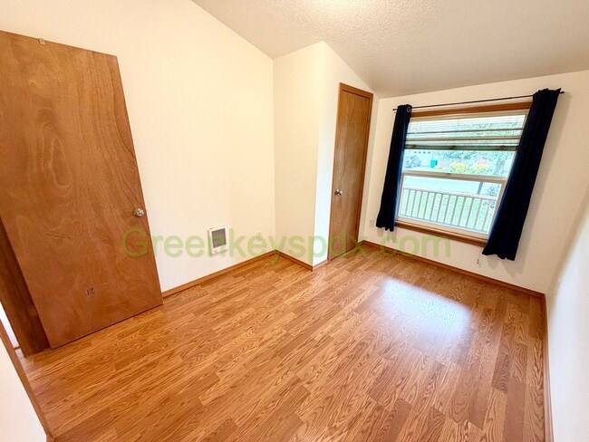 Building Photo - Awesome Mid-Century Classic 3-Bedroom House in NE Portland - $150 OFF FIRST MONTH