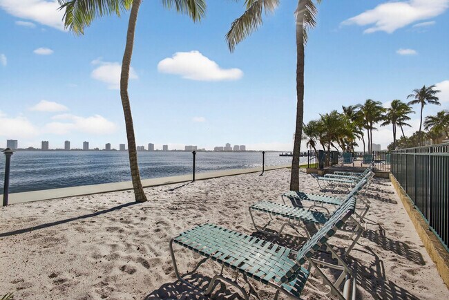 Building Photo - 1120 Lake Shore Dr