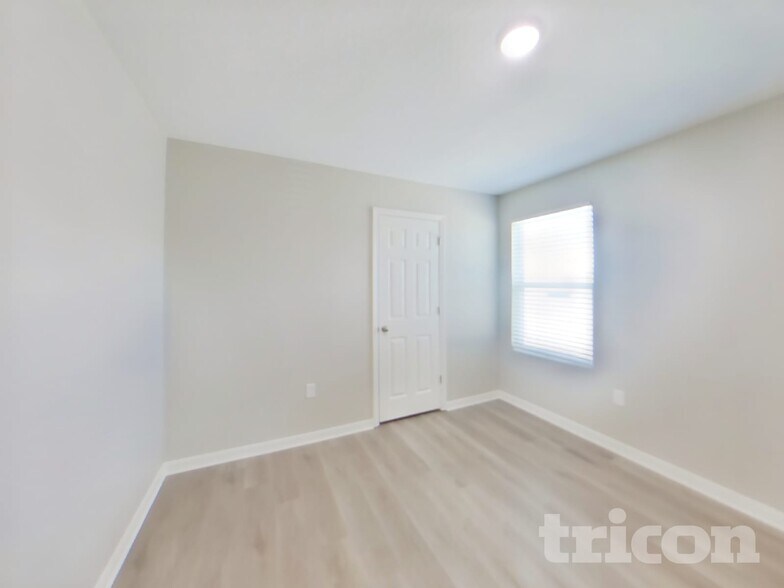 Building Photo - 5475 Summer Sunset Dr