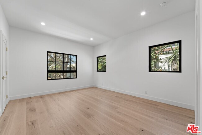 Building Photo - 162 N Almont Dr