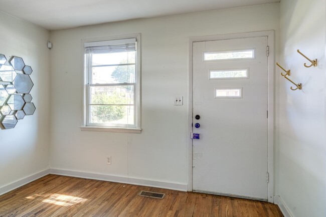 Building Photo - Amazing 3BE/1BA in East Nashville location!