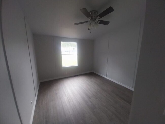 Building Photo - Stunning Manufactured house ready to move in!