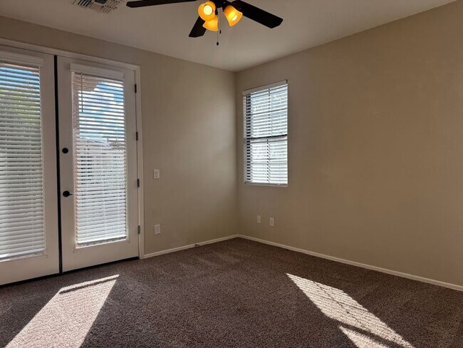 Building Photo - Gated Phoenix Gem with Community Pool and Spacious Kitchen