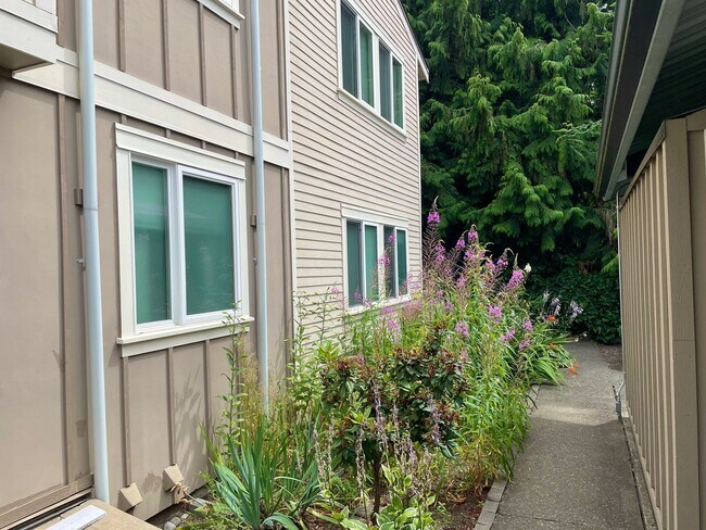 Building Photo - 2 Bed, 2 Bath Garden Condo in Kirkland!