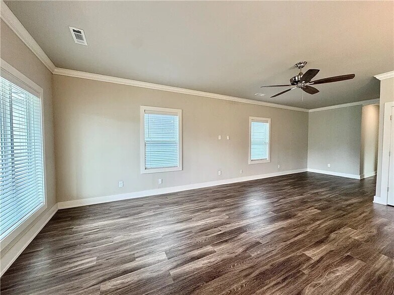 Building Photo - 837 NE Heights Ln