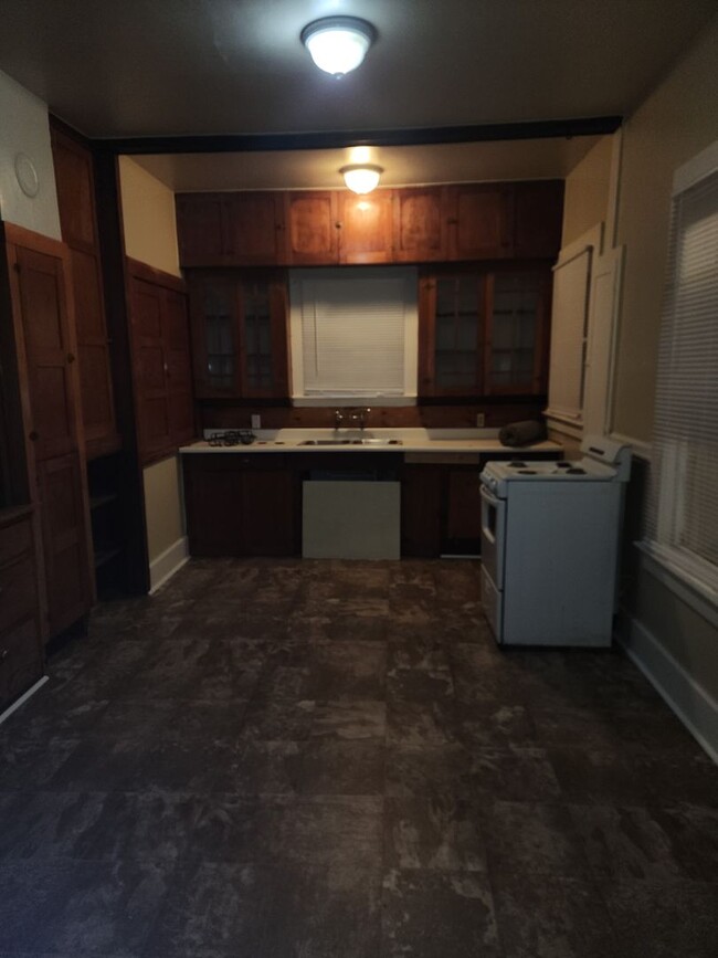 Building Photo - Move in Special -Downtown home, 3 bedroom,...