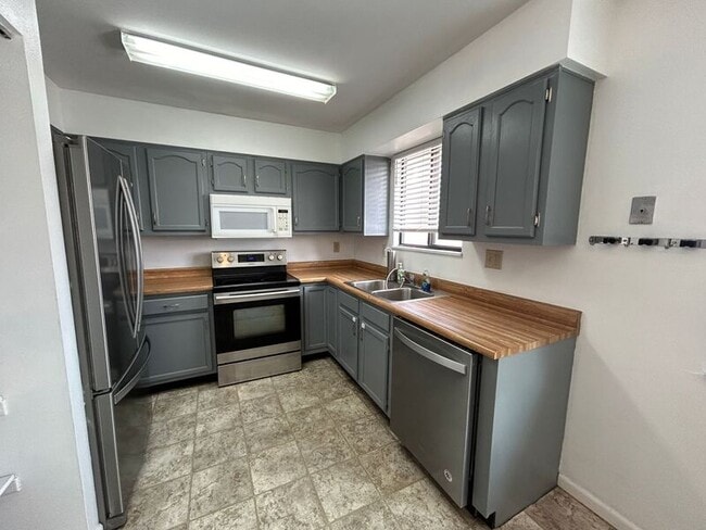 Building Photo - 6615 Brook Forest Dr