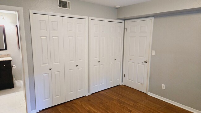Building Photo - 2BR/2BA just minutes from Shands Hospital ...