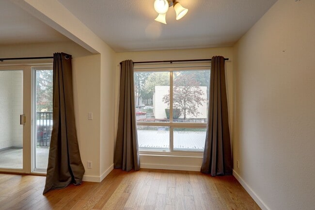 Building Photo - Prime Bellevue Location | 2 Bed Condo + Garage + Pool