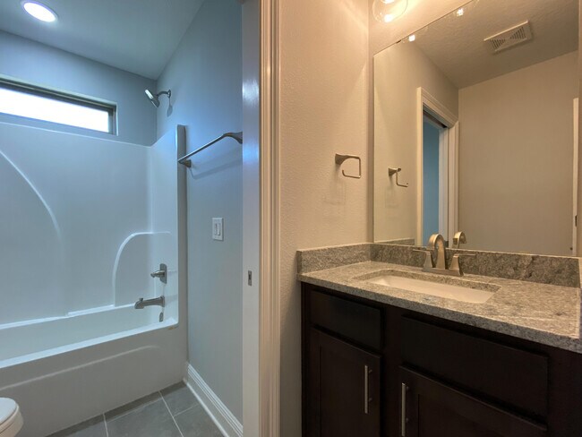 Building Photo - 2789 Riverside Landing Dr