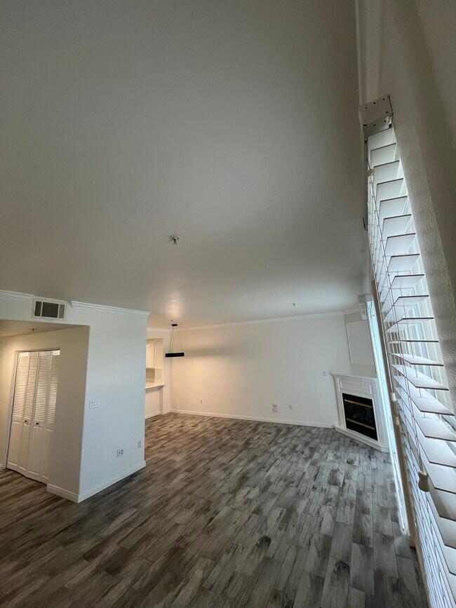 Building Photo - 5260 Premiere Hls Dr