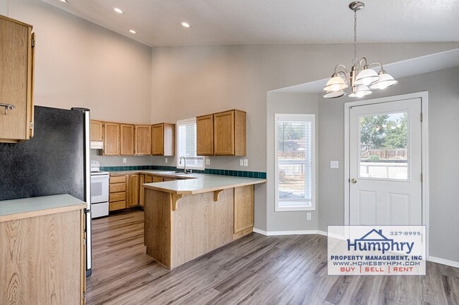 Building Photo - 3 Bedroom/2.5 Bathroom/2 Car Garage, 1,574 Sqft in the Landing Subdivision. Living Room/Dining Ro...