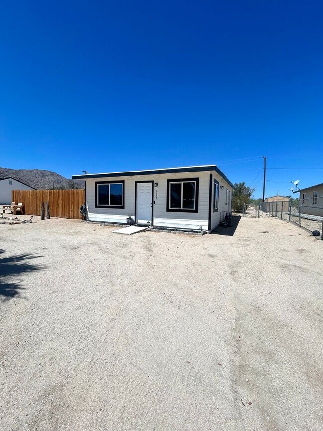 Building Photo - Newly Renovated 2 Bedroom 1 Bathroom Home
