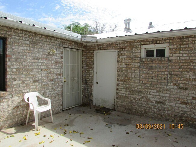 Building Photo - Newly remodeled 5 bedroom/2 bath home