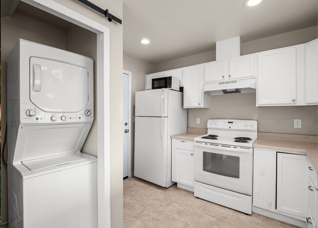 Building Photo - Spacious 2-Bedroom Duplex Near Tacoma Mall...