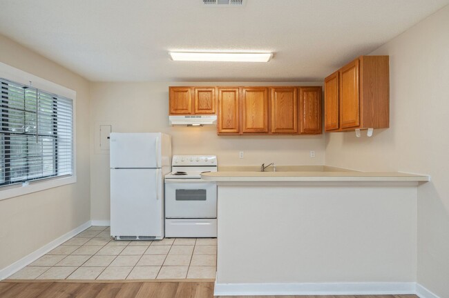 Building Photo - Cozy duplex in the heart of Niceville!