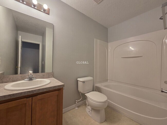 Building Photo - Three Bedroom unfurnished town house (Kiss...