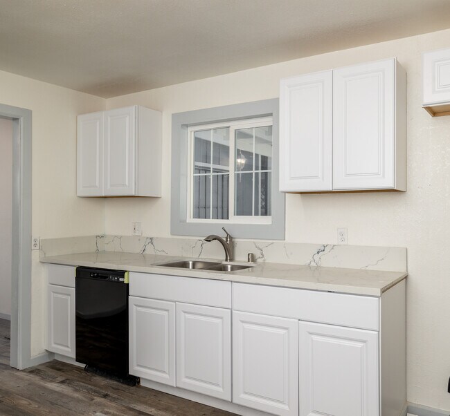 Building Photo - 626 W San Joaquin Ave