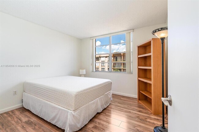 Building Photo - 9310 Fontainebleau Blvd