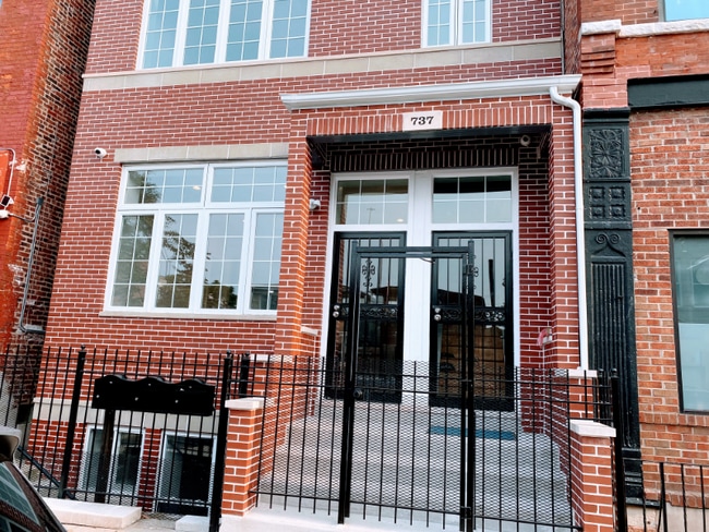 Building Photo - 737 W 26th St