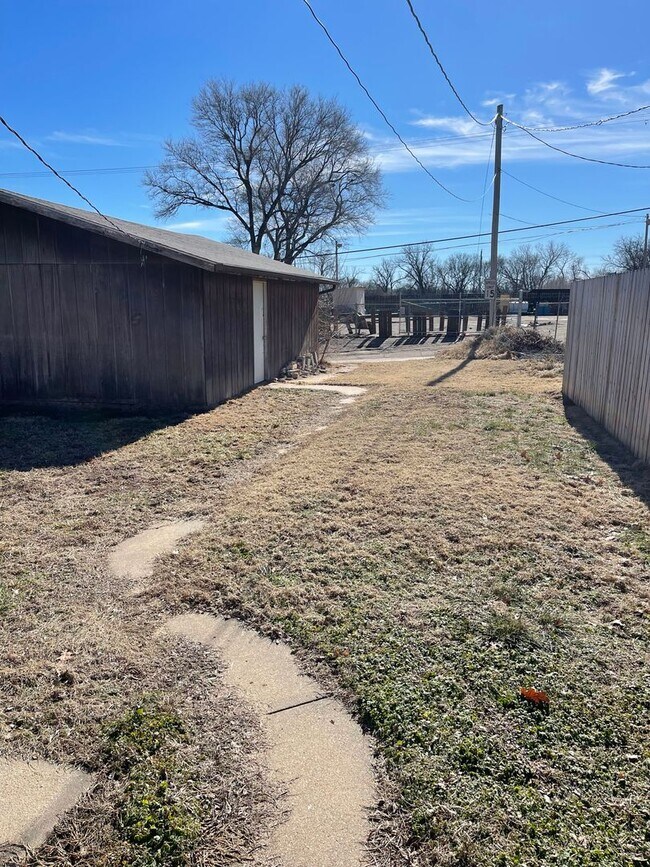 Building Photo - 1401 Yuma, Manhattan KS