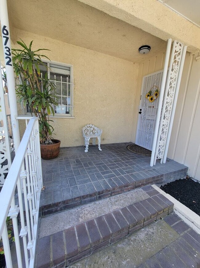 Building Photo - SPACIOUS 3BD/2BA WITH GARAGE, LAUNDRY AND ...