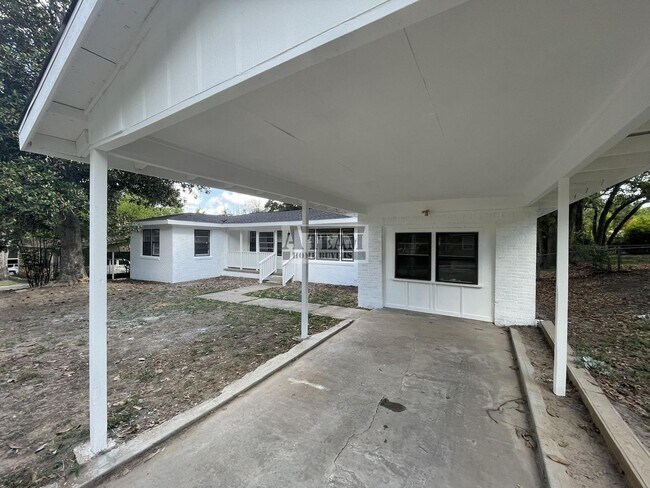 Building Photo - Newly updated 3 Bedroom 2 Bath located in ...