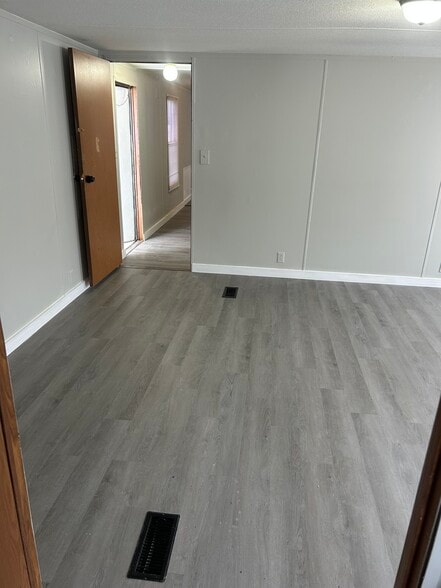 Master bedroom - 489 Vanzant Rd