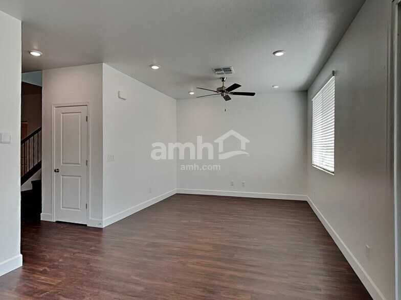 Building Photo - 17129 W Golden Ln