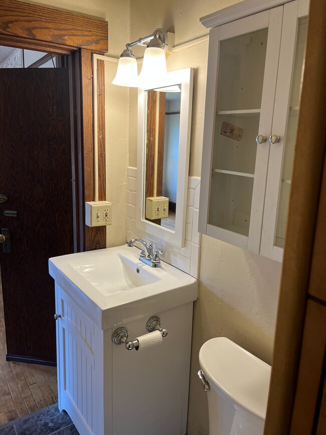 Building Photo - Charming, Vintage, Downtown Apartment