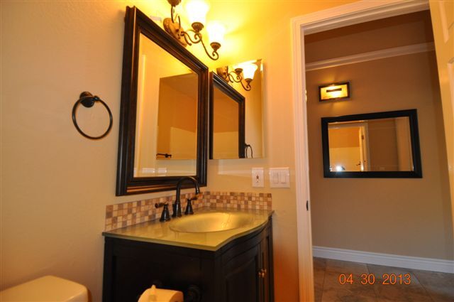 Upstairs full bathroom - 13059 Lincoln Way