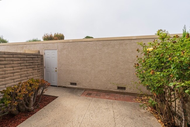 Building Photo - RPV Remodeled 2 bed 3 bath townhome in gat...