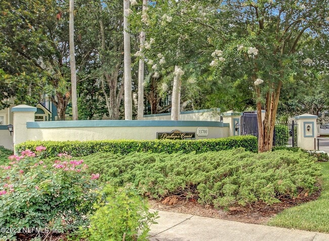 Building Photo - 13700 Richmond Park Dr N