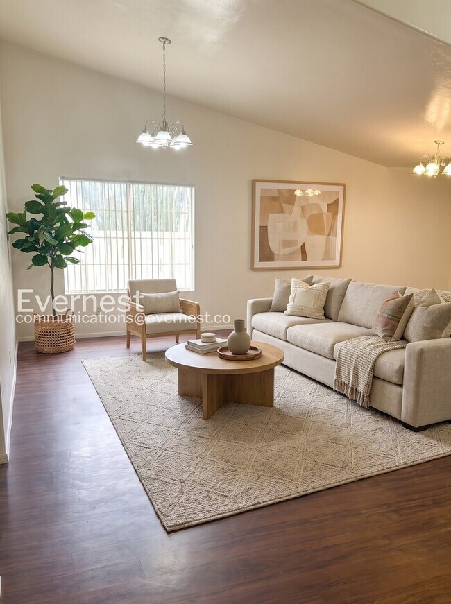 Building Photo - 4 Bed/2 Bath Home with Private Pool & 3-Car Garage / Vouchers Accepted / Available Now!