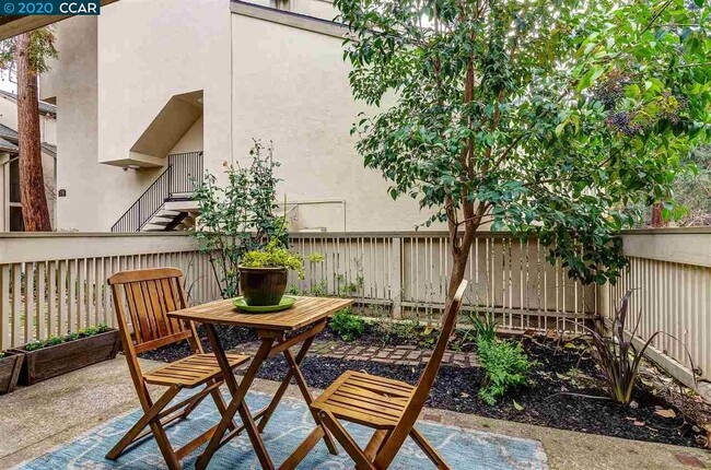 Building Photo - 2716 Oak Rd