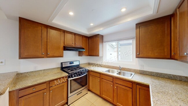Building Photo - Charming 3-Bedroom, 2.5-Bathroom Home in D...