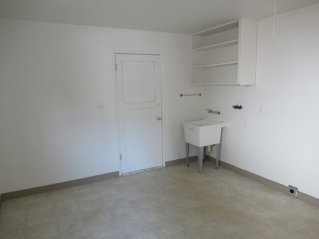 Building Photo - Three Bedroom Home in South Salem