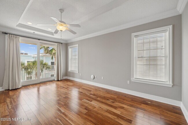 Building Photo - 137 3rd St S