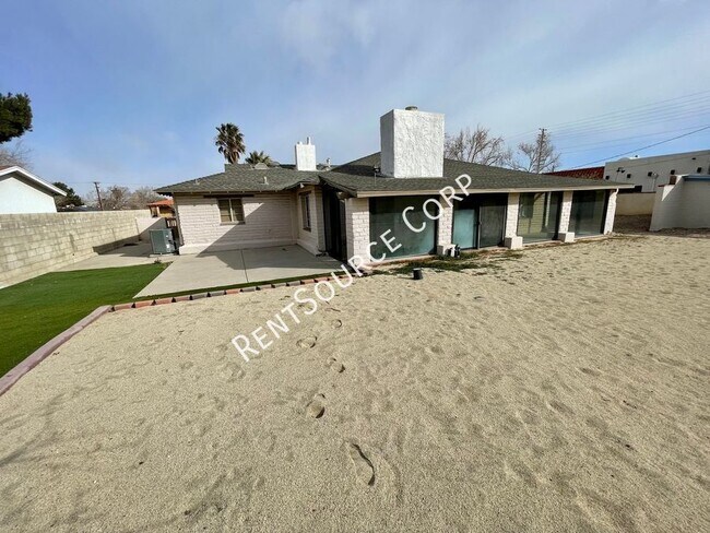 Building Photo - 1022 W Lancaster Blvd