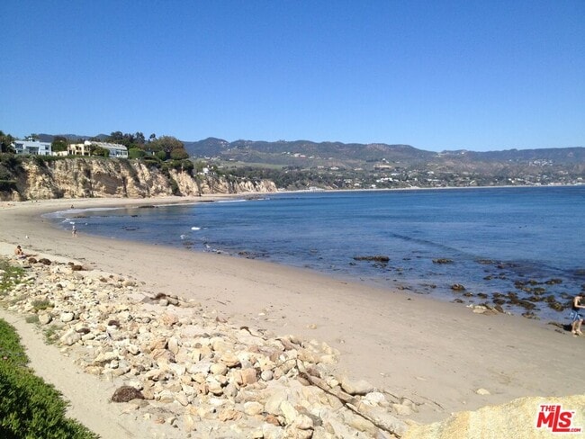 Building Photo - 6505 Dume Dr