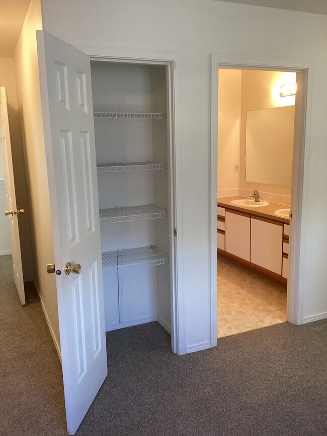 Building Photo - r1813/1815/1817